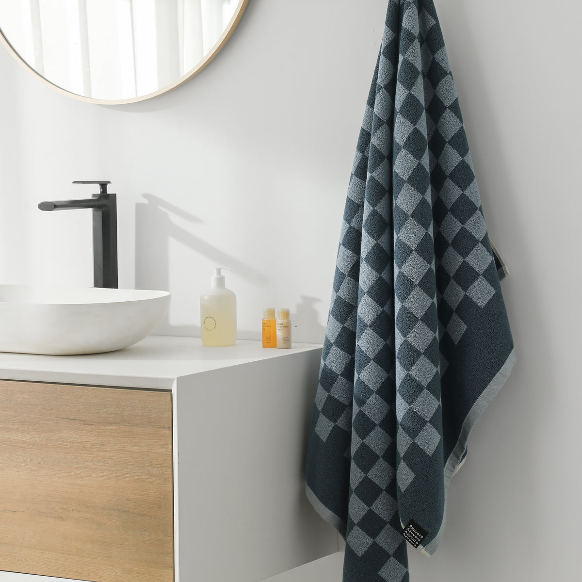 Checkerboard Bath Towel — Retro Grid, 100% Cotton