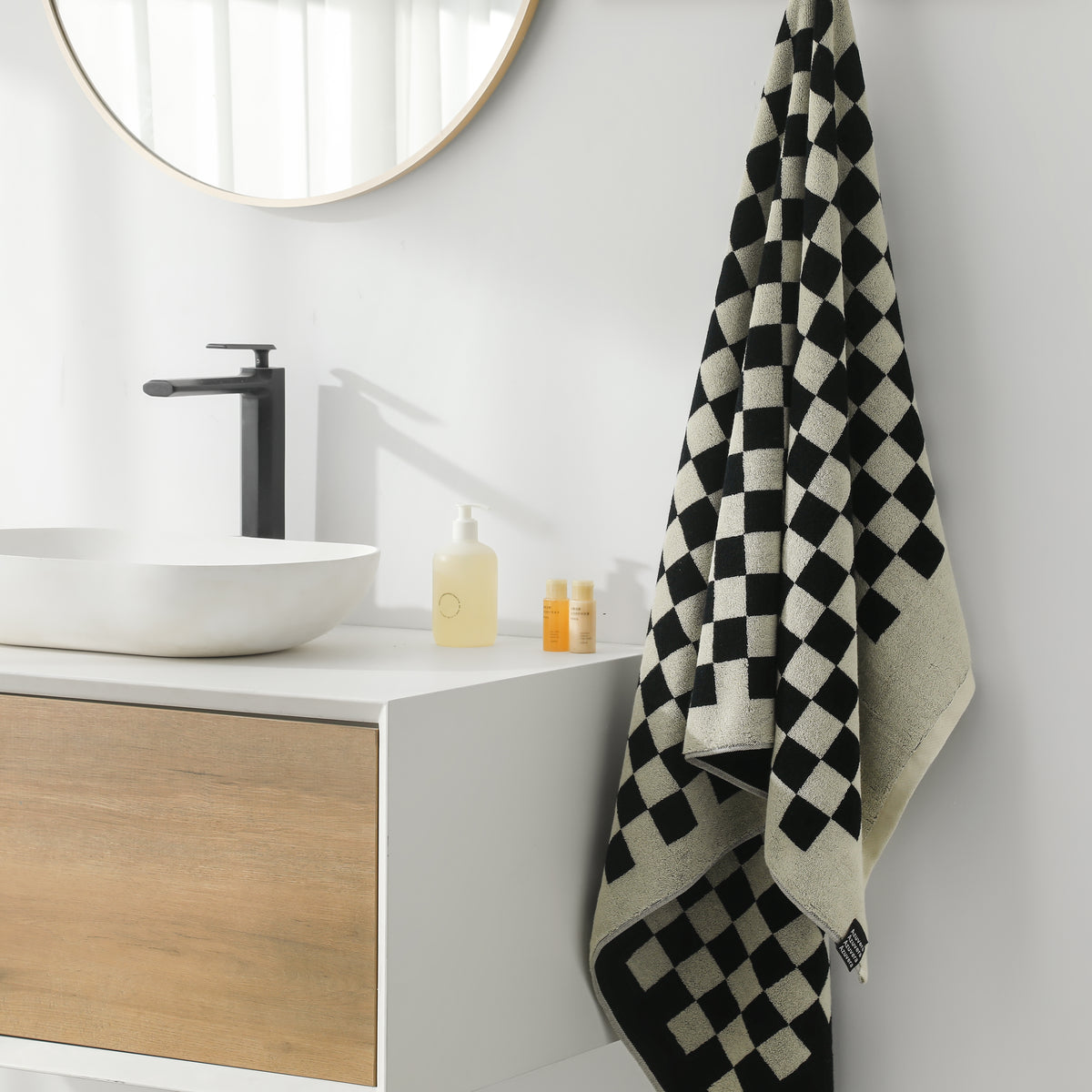 Checkerboard Bath Towel — Retro Grid, 100% Cotton