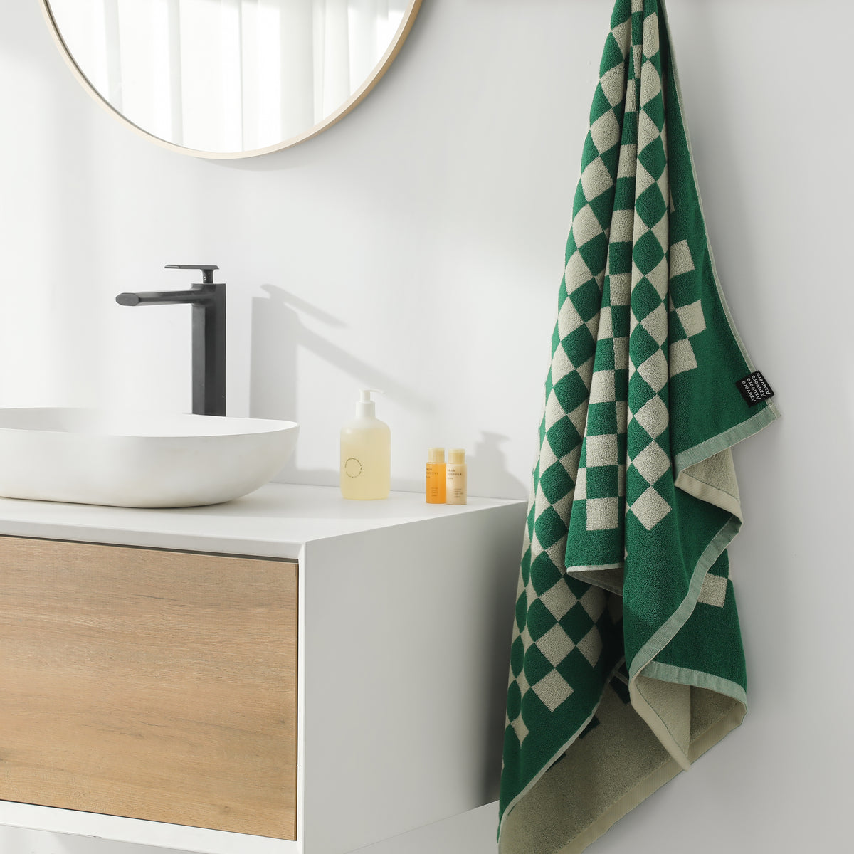 Checkerboard Bath Towel — Retro Grid, 100% Cotton