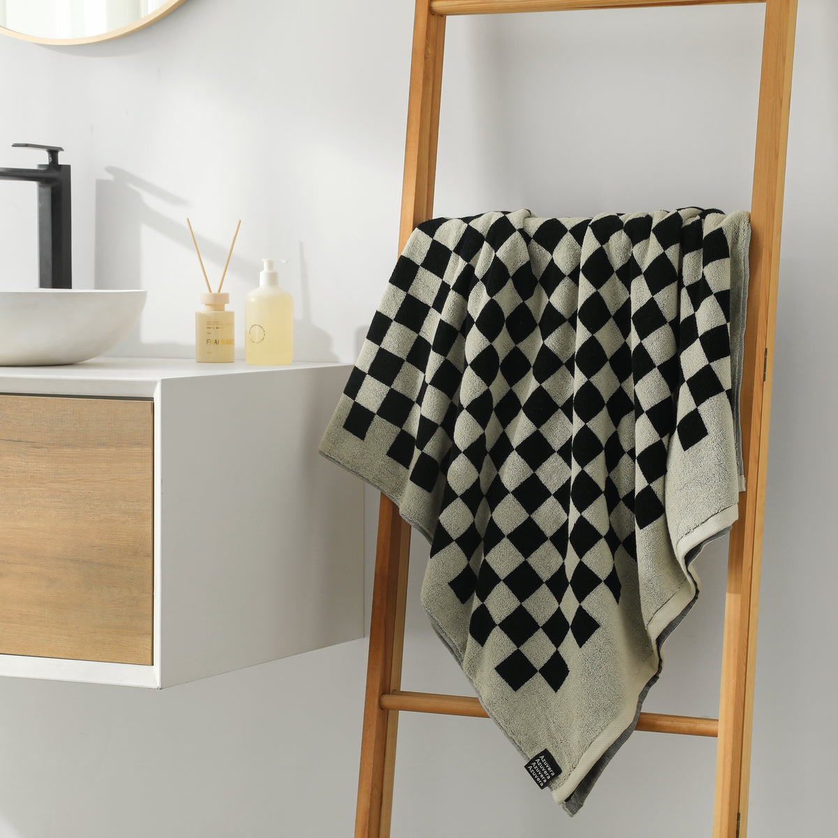 Checkerboard Bath Towel — Retro Grid, 100% Cotton