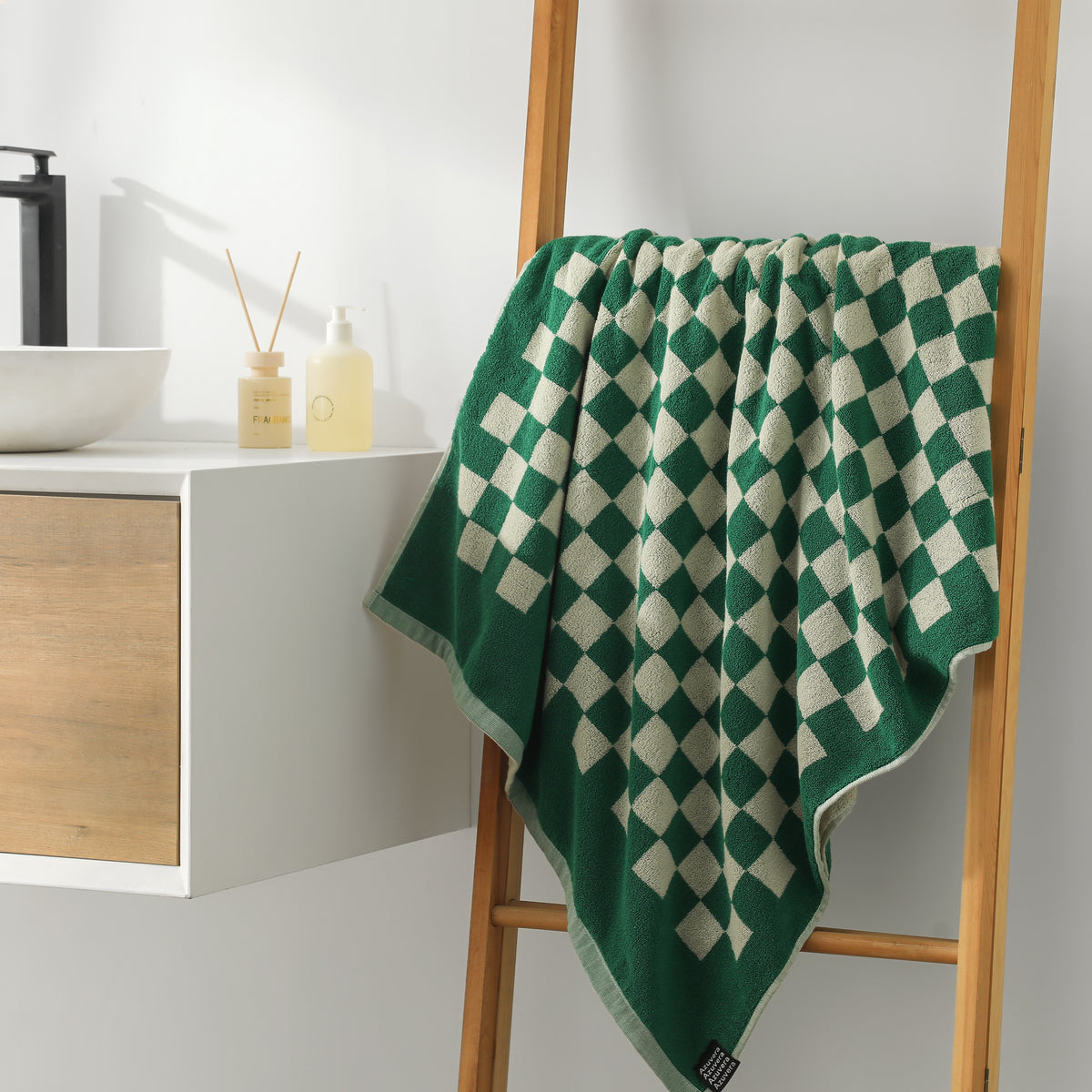 Checkerboard Bath Towel — Retro Grid, 100% Cotton
