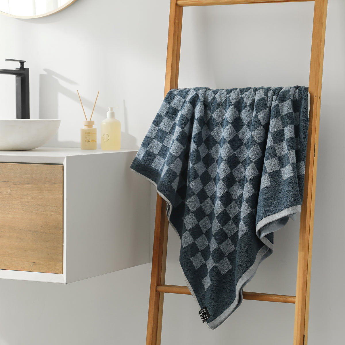 Checkerboard Bath Towel — Retro Grid, 100% Cotton