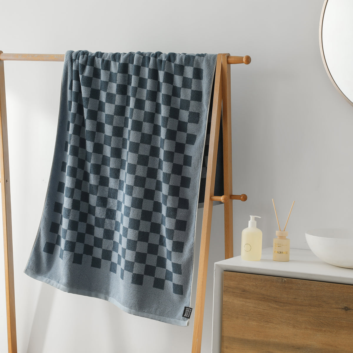 Checkerboard Bath Towel — Retro Grid, 100% Cotton