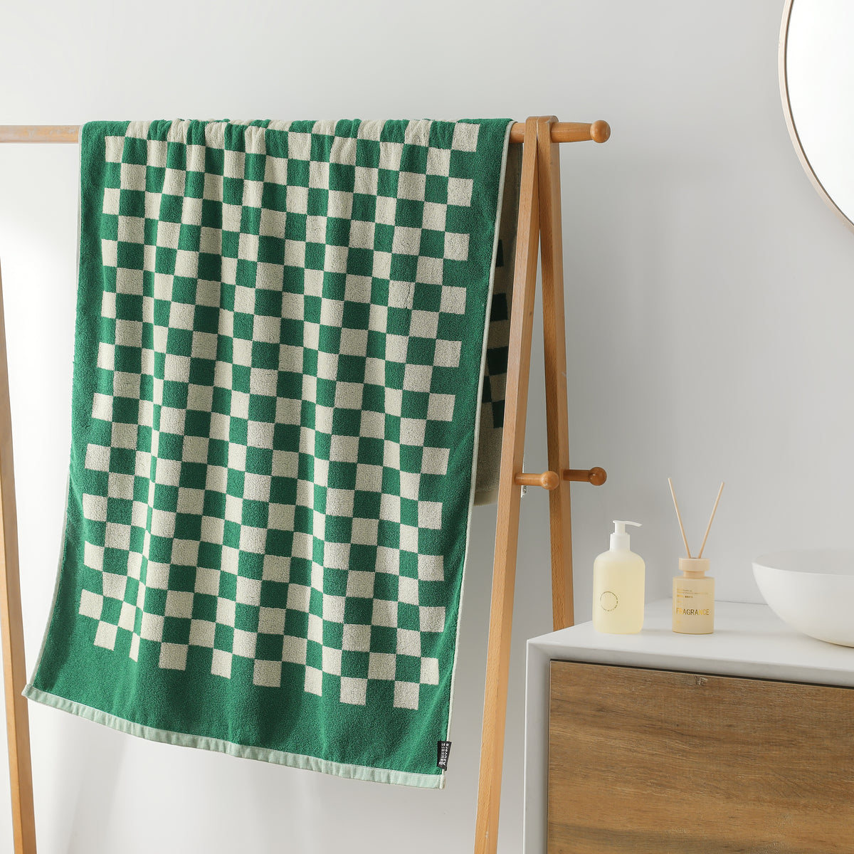 Checkerboard Bath Towel — Retro Grid, 100% Cotton